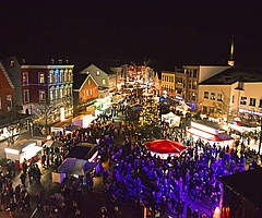Im Mittelpunkt des Marktplatzes vor dem Rathaus glänzt ein große Weihnachtsbaum. (Foto: Frank)