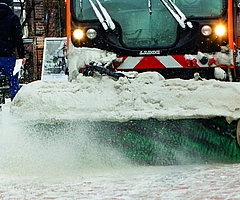 Schneefräsen und Schneeflüge sind weiter im Einsatz. Großenteils aber, ohne Salz zu streuen. (Foto: Strandmann/Archiv)