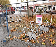 Der Fahrradbügel vorn sowie die drei Elemente links im Hintergrund müssen für die Eisbahn wieder abgebaut werden. (Foto: Frank)
