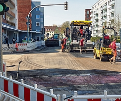 Bauarbeiter trugen am Mittwoch Asphalt auf die Kreuzung Flamweg/Schulstraße/Gerberstraße auf. (Foto: Strandmann)