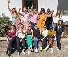 Die Frauen der Muttertags-Radtour aus Klein-Nord-Ende: ein starkes, buntes und solidarisches Team, das sich jedes Jahr gemeinsam auf den Weg nach Kollmar macht – für mehr Selbstfürsorge, Gleichberechtigung und Freude am Leben. (Foto: Isabelle Hachmann)