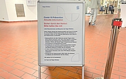 Auf einem Aufsteller im Eingangsbereich der Regio-Kliniken werden die aktuellen Corona-Regeln erläutert. (Foto: Regio Kliniken)