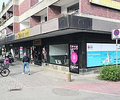 Das Lokal „Stadtblick“ an der Ecke Damm, Achter de Kö. Die rot-weißen Aufkleber am Eingang sollen illustrieren, dass es dort Infos zum Stadtumbau gibt. Passend zur Deko ist die Tür aber tatsächlich zu. (Foto: Frank)