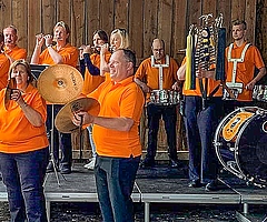 Freuen sich schon auf die neue Veranstaltung am 1. Mai: Mitglieder des Spielmannszuges Klein Nordende-Lieth.  Foto: Spielmannszug Klein Nordende-Lieth 