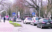 Noch am Freitag bildete sich vor der Ampel im Probstendamm eine lange Autoschlange. Am Montag verlängerten Techniker der Firma Swarco die Grünphase, sodass der Verkehr seither besser fließt. (Foto: Frank)