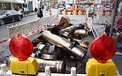 Am Morgen nach dem Brand liegen die Reste des Rauchabzugs auf dem Bürgersteig an der Königstraße. Ein Mitarbeiter des Bauhofs stellte davor Baustellenzäune auf. Die Polizei spannte ein rot-weißes Flatterband auf. Daran hängt der Hinweis, dass das Material beschlagnahmt ist. (Foto: Frank)