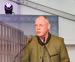 Baustadtrat Lars Bredemeier beim symbolischen Spatenstich für das neue Elmshorner Rathaus. (Foto: Frank)