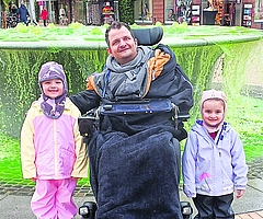 Der große Wunsch von Sebastian Crantz: Der 36-Jährige will aus Schönkirchen bei Kiel zurück in sein Heimatdorf Moorrege ziehen. Sein Patenkind Tabea Müller (rechts) und ihre Schwester Malina vermissen ihn. (Foto: Müller)