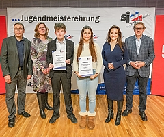 Ausgezeichnet wurden Janne Eriksson (Dritter von links) vom Elmshorner MTV und Lea Minnie (Vierte von links) vom Verein Rot-Weiß-Kiebitzreihe. Matthias Hansen (von links), Vorsitzender der Sportjugend SH, Gyde Opitz, Abteilungsleiterin Kommunikation und Gesellschaft, Sparkassen- und Giroverband SH, Magdalena Finke, Staatssekretärin, Ministerium für Inneres, Kommunales, Wohnen und Sport, sowie Hans-Jakob Tiessen, Präsident des Landessportverband SH, würdigten die Leistungen der Jugendlichen. (Foto: Frank Peter)