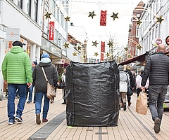 Ein mit Wasser gefüllter Indutainer versperrt in der Königstraße, Ecke Peterstraße den Zugang zum Lichtermarkt. (Foto: Frank)