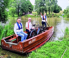 Auch Radler, die mit einem schweren E-Bike kommen, können die Fähre dank Hilfe problemlos nutzen. (Foto: Verein zur Förderung und Erhaltung der historischen Kronsnester Fähre)