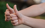 Daumen hoch: Die Vermisste wurde wieder angetroffen. (Symbolfoto: Pixabay)