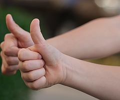 Daumen hoch: Die Vermisste wurde wieder angetroffen. (Symbolfoto: Pixabay)