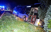 Zum Glück war der Linienbus auf einer Leerfahrt in Elmshorn Richtung Horst unterwegs, so dass keine Fahrgäste zu Schaden kamen. Der Fahrer verletzte sich aber beim Unfall. (Foto: Sprenger)