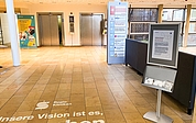 In der Empfangshalle der Regio Kliniken steht ein Ständer mit Masken.
