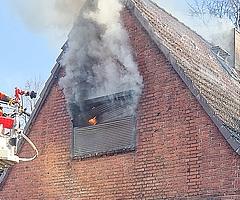 Die Freiwillige Feuerwehr Uetersen bekämpfte den Brand von ihrer Drehleiter aus. (Foto: Patrick Weitz/Freiwillige Feuerwehr Tornesch)