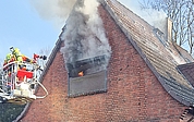 Die Freiwillige Feuerwehr Uetersen bekämpfte den Brand von ihrer Drehleiter aus. (Foto: Patrick Weitz/Freiwillige Feuerwehr Tornesch)