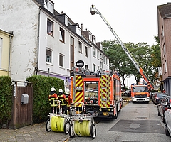 Die Freiwillige Feuerwehr Elmshorn setzte eine Drehleiter ein, um den Schornstein eines viergeschossigen Wohnhauses zu überprüfen. (Foto: Frank)
