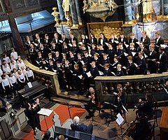 Die knapp 70 Sänger traten unter der Leitung von Felix Renner auf. (Foto: Frank)