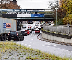 Rote Bremslichter in der Elmshorner Badewanne. Da sich der Verkehr in der Hamburger Straße Richtung Reichenstraße mit einer einzigen Spur begnügen muss, kommt es trotz grüner Ampel zum Stau. (Foto: Frank)