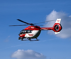 Ein Rettungshubschrauber soll die schwerverletzte Person in eine Spezialklinik bringen. (Symbolfoto: Pixabay)