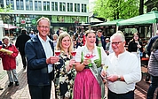 Ein Bild aus dem vorigen Jahr: Oberbürgermeister Volker Hatje (v. li.) stieß zusammen mit Antonia Letz, Weinkönigin 2022, der neuen Weinkönigin Finja Leidig und Jürgen Schumann (VBV) an. (Foto: Strandmann) 