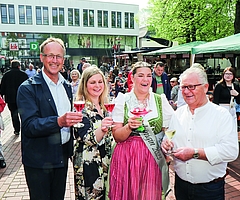 Ein Bild aus dem vorigen Jahr: Oberbürgermeister Volker Hatje (v. li.) stieß zusammen mit Antonia Letz, Weinkönigin 2022, der neuen Weinkönigin Finja Leidig und Jürgen Schumann (VBV) an. (Foto: Strandmann) 