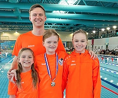 Stolze Siegerinnen: Lena Brachmann (vorn von links), Sophia Malin Dorittke, Elena Schmidt und Trainer Artemii Orekhov. (Foto: Schwimm-Zentrum Elmshorn)