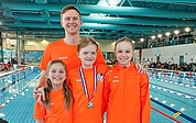 Stolze Siegerinnen: Lena Brachmann (vorn von links), Sophia Malin Dorittke, Elena Schmidt und Trainer Artemii Orekhov. (Foto: Schwimm-Zentrum Elmshorn)