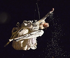 Der Elmshorner Engelsflug eröffnet traditionell den Lichtermarkt. (Foto: Frank)