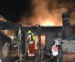 Die Feuerwehr bekämpfte den Brand im Schuppen. (Foto: Michael Bunk, Kreisfeuerwehrverband Pinneberg)