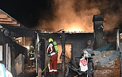 Die Feuerwehr bekämpfte den Brand im Schuppen. (Foto: Michael Bunk, Kreisfeuerwehrverband Pinneberg)