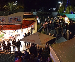 Der Platz vor dem Vereinshaus Op de Host war gut gefüllt. (Foto: Frank)