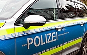 Die Polizei hat die Präsenz im Elmshorner Bahnhofsbereich deutlich verstärkt. In der Vergangenheit hat es in Elmshorn bereits mehrere Messer-Vorfälle gegeben. Im August 2021 verstarb ein Mann im Bereich der Holstenstraße. Der Täter handelte damals nach Überzeugung der Staatsanwaltschaft in Notwehr.   (Foto: Strandmann)