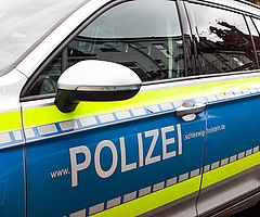 Die Polizei hat die Präsenz im Elmshorner Bahnhofsbereich deutlich verstärkt. In der Vergangenheit hat es in Elmshorn bereits mehrere Messer-Vorfälle gegeben. Im August 2021 verstarb ein Mann im Bereich der Holstenstraße. Der Täter handelte damals nach Überzeugung der Staatsanwaltschaft in Notwehr.   (Foto: Strandmann)