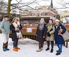 Präsentieren ein neues Schild an der Futterstelle für Tauben neben dem Torhaus: Katharina Erdmann (von links), Andrea Lokies, Lea Caradonna, Susanne Gentzsch und Jana Beerenwinkel von der Initiative Stadttauben Elmshorn fordern die Bürgerinnen und Bürger auf, nicht eigenständig Futter zu platzieren. (Foto: Frank)