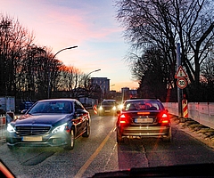 Einspuriger, gegenläufiger Verkehr – das gab‘s bei den Bauarbeiten im Verlauf der Hamburger Straße, wie hier im Bild der Abschnitt Hainholzer Damm – Steindamm, schon häufiger. Diesmal ist nur ein kurzer Abschnitt im Bereich Esso-Tankstelle und Rostock betroffen. Staus sind dennoch wahrscheinlich. (Foto: Strandmann/Archiv)