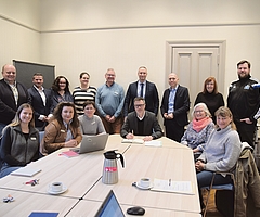 Die führenden Köpfe des Elmshorner Rathauses trafen sich am Dienstag in der Weißen Villa zu ihrer ersten Amtsleiterrunde zusammen mit dem neuen Oberbürgermeister Erik Sachse (Mitte, sitzend): Carsten Passig (hintere Reihe, von links), Leiter des Haupt- und Rechtsamts, Daniel Faron, Leiter des Amts für Kinder, Jugend, Schule und Sport, Vera Hippauf, Leiterin des Gebäudemanagements, Caroline Schultz, Leiterin des Amts für Kultur und Weiterbildung, Jörg Schmidt-Hilger, Leiter des Amts für Stadtentwicklung und Umwelt, Erster Stadtrat Dirk Moritz, Baustadtrat Marius Munk, Martina Sözen, Leiterin des Ordnungsamts, Malte Schmidt, Leiter des Betriebshofs, Mara Stolz (sitzend, von links), neue Leiterin des Amts für Soziales, Sybille Weinmann-Klinkow, Leiterin des Amts für Projektentwicklung, Christina Schötzow, Leiterin des Amts für Tiefbau und Verkehr, Lydia Thobe, Leiterin des Amts für Finanzen und Wiebke Penzholz, Leiterin des Rechnungsprüfungsamts. (Foto: Frank)