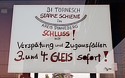 Mit diesem Plakat am Tornescher Bahnhof fordert die Bürgerinitiative Starke Schiene den raschen Bau der Gleise 3 und 4 zwischen Pinneberg und Elmshorn. (Foto: Frank)