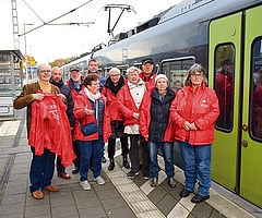 Die Bürgerinitiative Starke Schiene beklagt die Überfüllung des Morgenszugs. Bürgermeister Christopher Radon (Zweiter von links) und Bauamtsleiter Sven Reinhold (Vierte von links) unterstützen die Aktiven. (Foto: Frank)