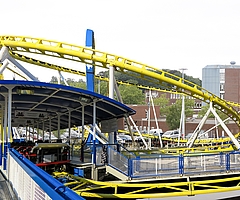 Eine Achterbahn vor der Regio Klinik in Elmshorn: Mit dieser Fotomontage bebilderten wir unseren Aprilscherz. (Fotos: Strandmann und Pixabay, Montage: Frank)