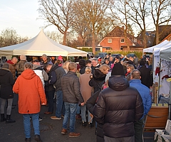 Neben der Feuerwache trafen sich viele Leute zum Klönschnack und Würstchenessen. (Foto: Frank)