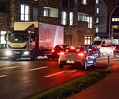 Das Verkehrschaos vor der Post in Elmshorn an der Feldstraße war am Montagabend, 15. Dezember, perfekt. (Foto: Frank)