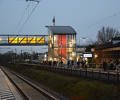 Der Zug kam zunächst im Bahnhofsbereich, aber nicht am Bahnsteig zum Stehen. (Archivfoto: Frank)