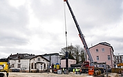Der Fahrer des grau-roten Krans wird ein Probegewicht auf die Gründungspfähle des Rathauses fallen lassen. (Foto: Frank)