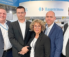 Verkünden gute Nachrichten für Elmshorn: Immo Neufeldt (Bayern LB, v. l.), Matthias Runge (Real IS AG), Wirtschaftsförderin Angelika von Bargen, Baustadtrat Marius Munk und Oberbürgermeister Volker Hatje. (Foto: Stadt Elmshorn)