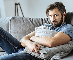 Wenn sich die ersten Gedanken an die kommende Arbeitswoche einschleichen, kann es mit der entspannten Wochenendlaune schnell vorbei sein und der klassische Sonntagabend-Blues stellt sich ein. (Foto: AOK/hfr.)