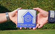 Das Netzwerk Zuhause sicher stellt Bürgern nach eingehender Beratung Plaketten zur Verfügung. (Foto: Netzwerk Zuhause sicher e.V.)