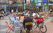 An vier Freitagen im Sommer baut das Stadtmarketing eine chillige Sitzlandschaft auf dem Alten Markt auf. Morgen, 9. Juni, bestreitet Sängerin Saturndaze den musikalischen Teil. (Foto:  Stadtmarketing Elmshorn)