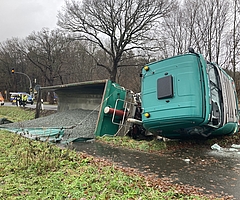 Der Laster kippte auf die Seite. (Foto: Kreisfeuerwehrverband Pinneberg)